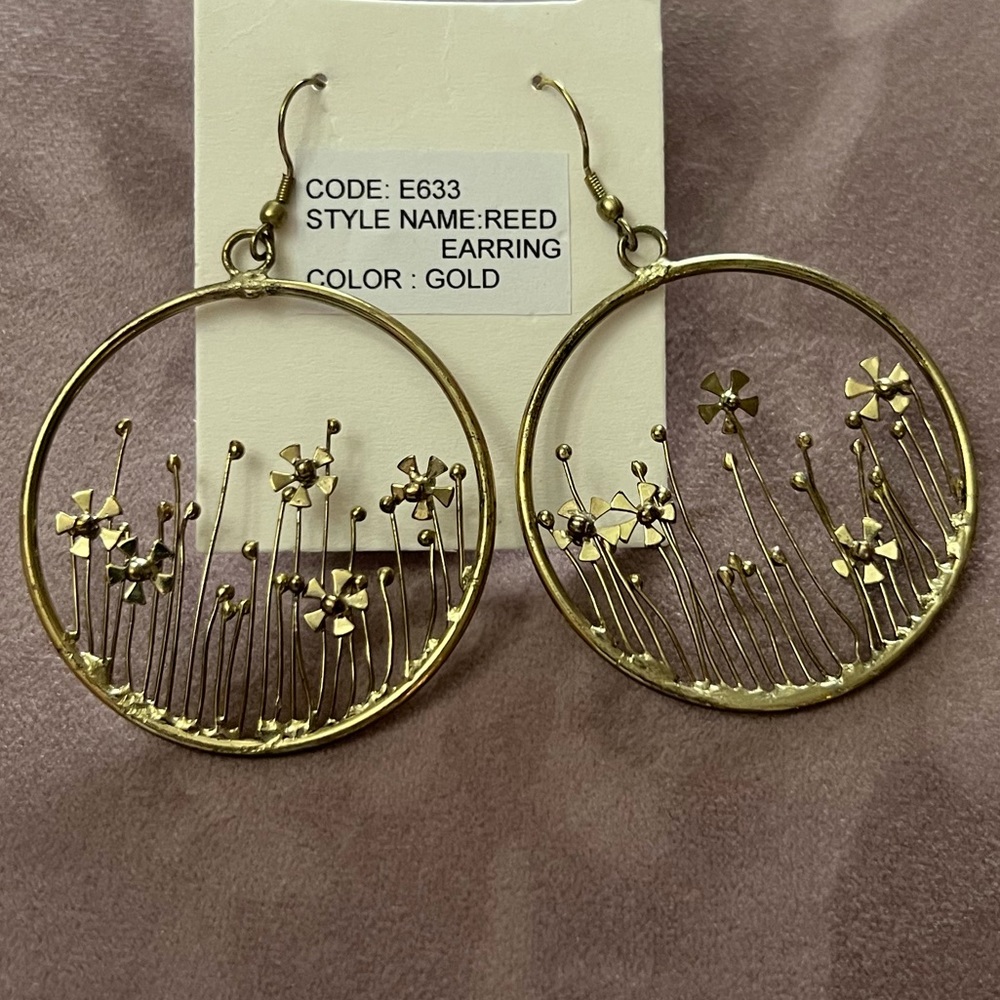 💜3/$20 New Gold-tone Boho Earrings-large circles with metal flower garden